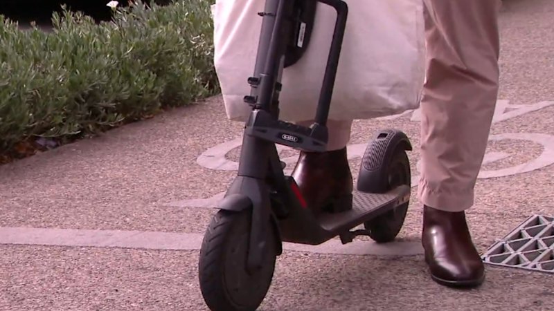 Po smrtnih nesrečah v Južni Avstraliji pozivi k spremembi zakonodaje o e-skirojih