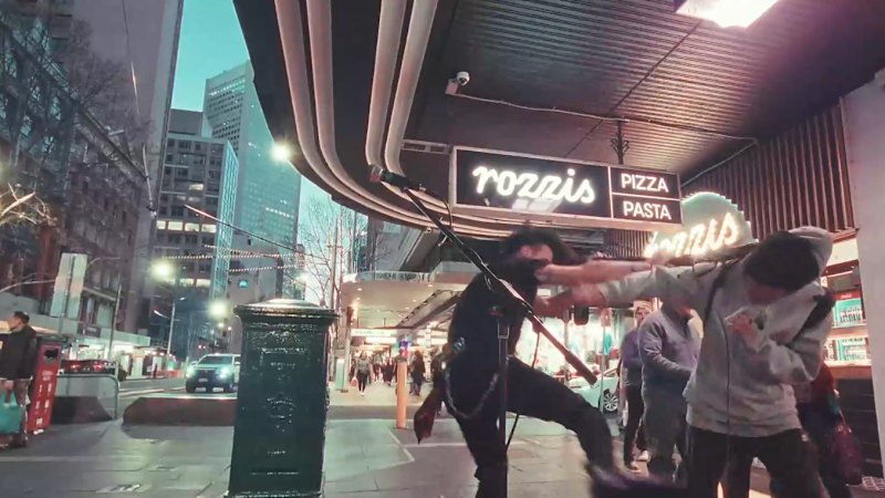 Busker confront alleged thief after money stolen from guitar case