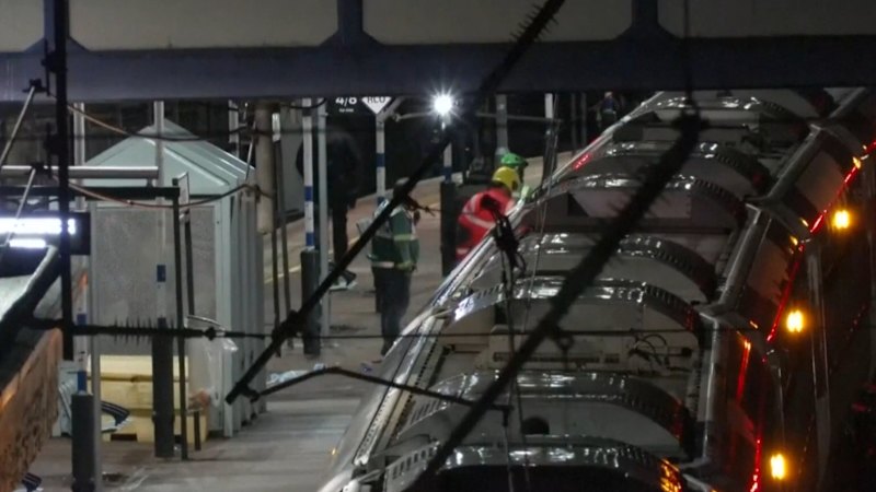 ব্রিটিশ ট্রেনে ছুরিকাঘাতে নয়জন আহত হয়েছেন