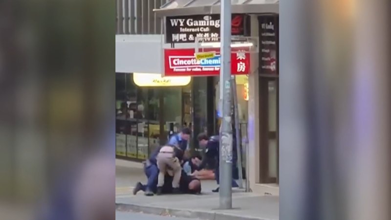 Police Taser man in Sydney accused of carrying knives