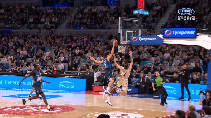 'Oh hell no': Foul ruins spectacular block