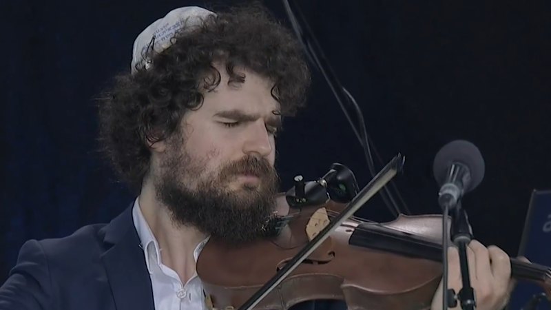 Thousands gather at Bondi one week after terror attack