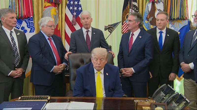 Trump appears to doze off in Oval Office event