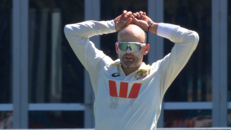 Steve Smith drops chance after ricochet off wicketkeeper Alex Carey