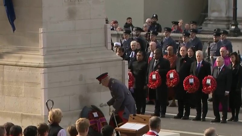 Kralj in princ William položila vence na slovesnosti ob dnevu spomina v Londonu