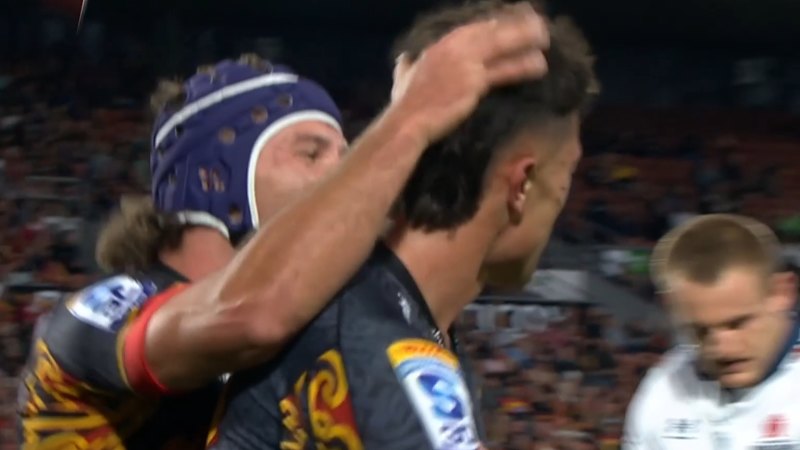 Chiefs pounce on Harvey mistake