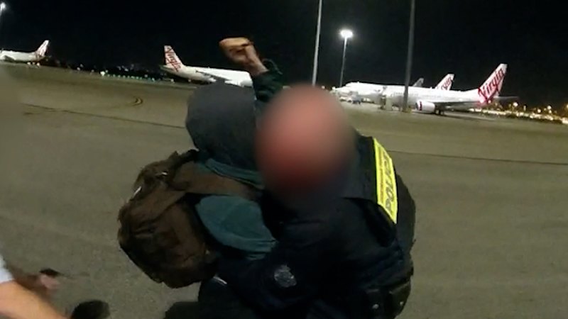 Ženska z pisalom zabodla policista na letalu v Perthu