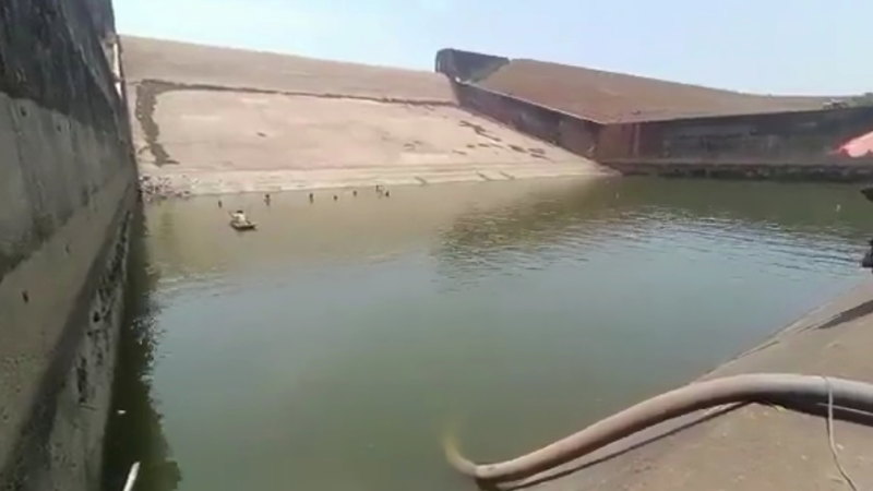 Hindistan hükümet yetkilisi baraj drenaj efsanesi yüzünden derin sularda