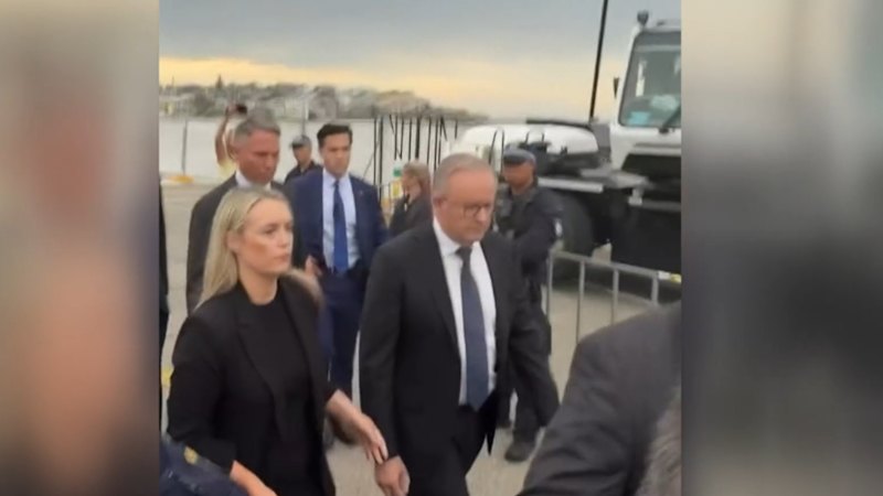 Prime Minister booed at Bondi memorial