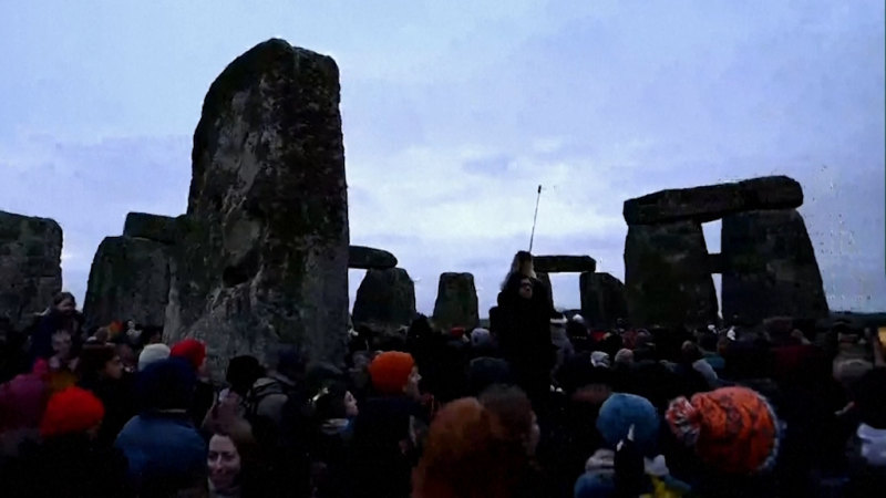 Thousands greet the winter solstice at Stonehenge