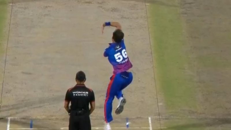 Mitchell Starc takes three wickets in an IPL match