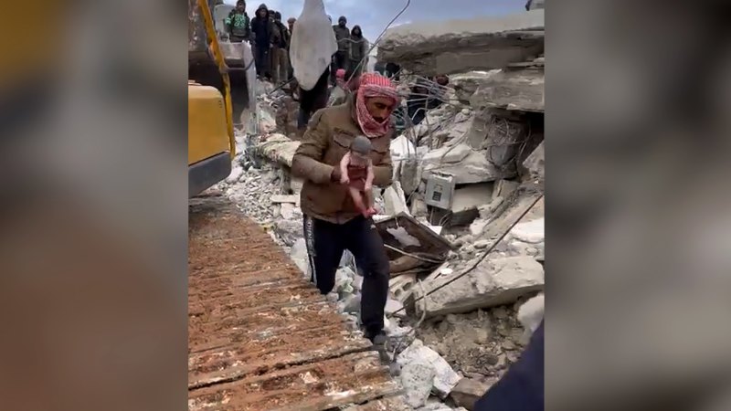 Türkiye'de depremin ardından yeni doğan bebeğin enkazdan kurtarıldığı korkunç an