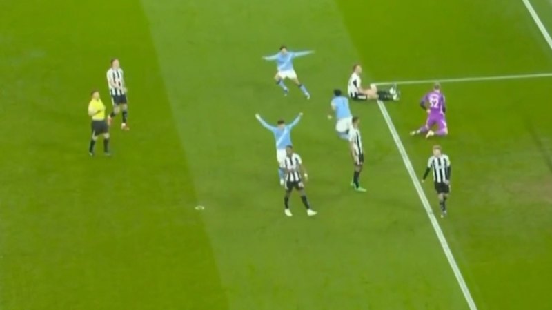 City storms into League Cup final