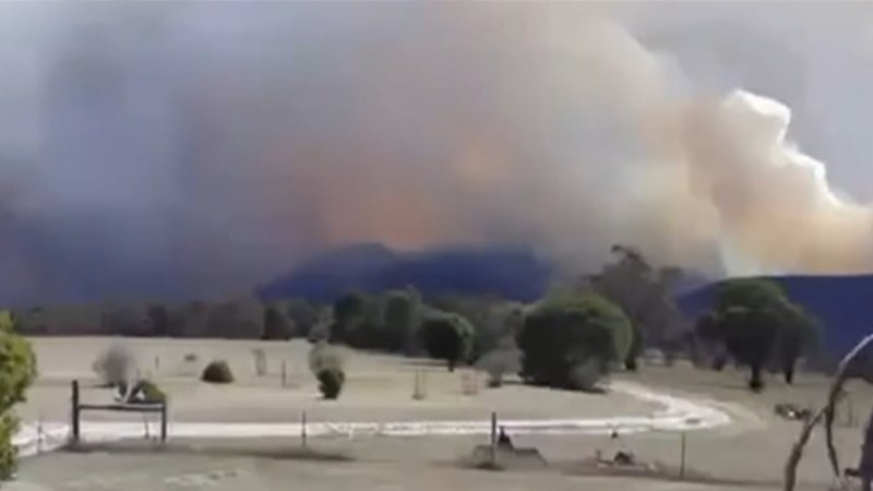 Firefighters on alert as bushfire burns in Victoria