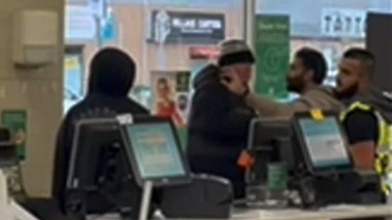 V Melbournu aretirali moškega z mačeto in skupino najstnic po nasilnih incidentih