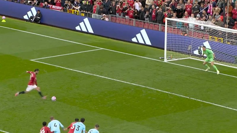 Fernandes saves United with late penalty