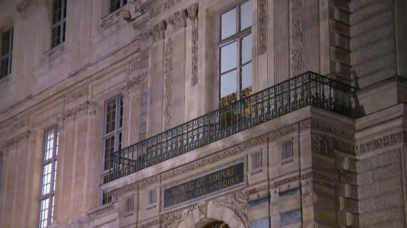 Priceless jewellery stolen in Louvre Museum heist