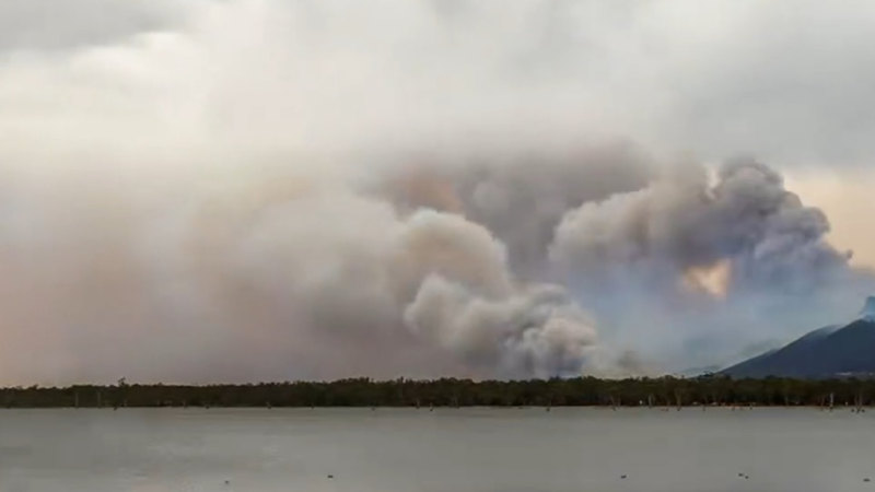 Grampians residents given the all-clear to return home as bushfire threat eases