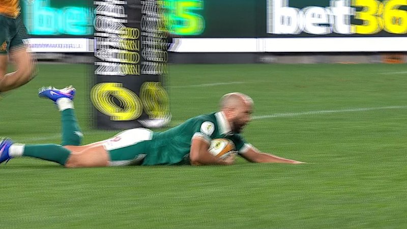 Ireland 'steal' late try with contentious pass