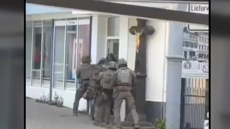 Hostages taken in Hollywood-style bank heist