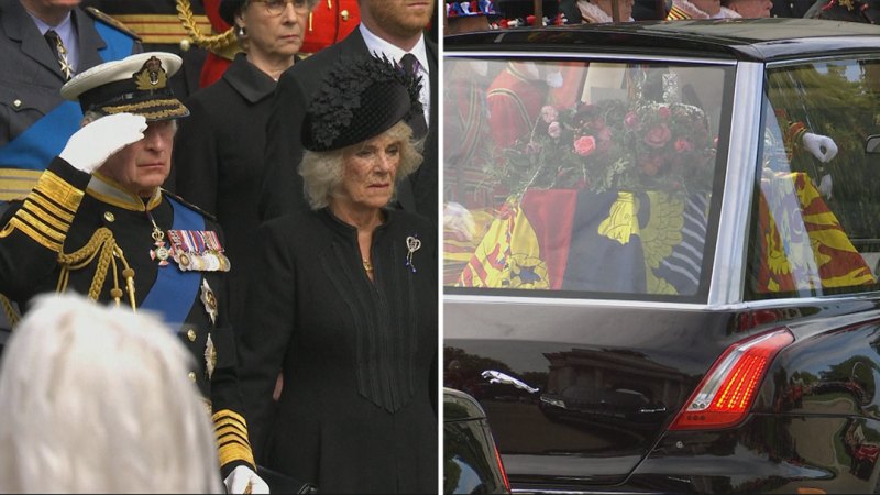 Kraliçe'nin tabutu son yolculuk için cenaze arabasına yüklenirken King annesini selamlıyor
