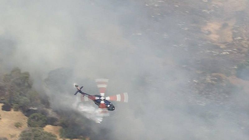 Uncontrolled bushfire tears through southern Perth suburb