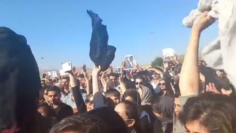 İran'da genç kadının polis nezaretinde ölümü üzerine protestolar