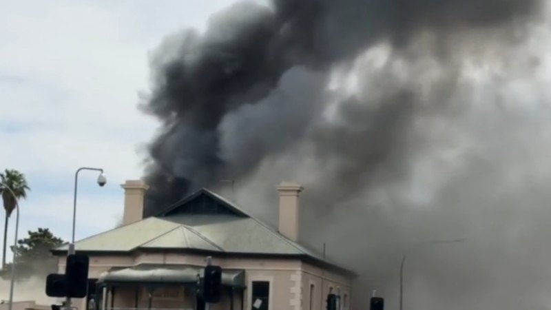 Flames engulf historic pub in Adelaide