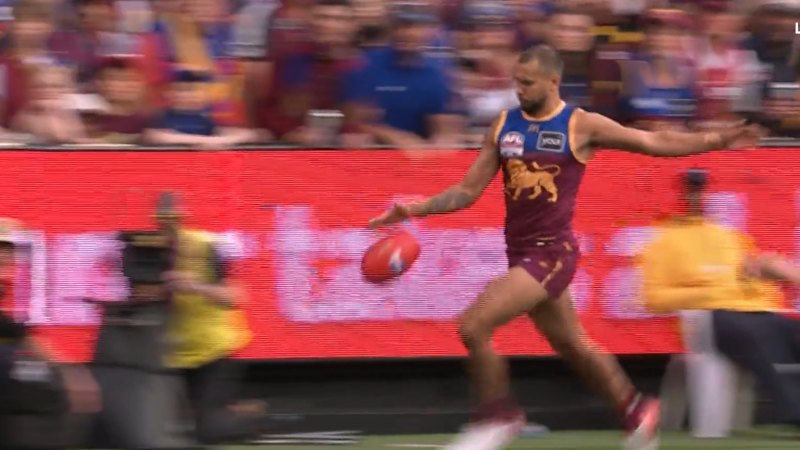 Video: Smith and Andrews Clash as Cats Close Gap