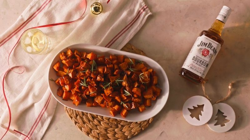 Sladki krompir z glazuro iz burbona za bogatejši okus