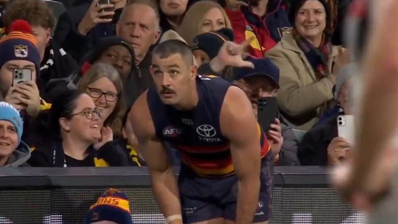 Taylor Walker kicks 700th AFL goal milestone