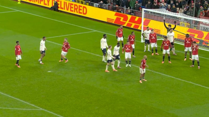 Hammers steal late draw at Old Trafford