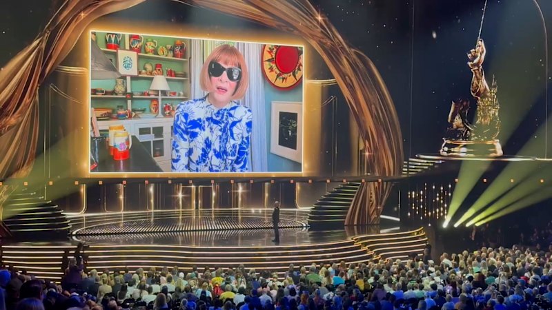 Anna Wintour praises Anne Hathaway after Disney Legends induction