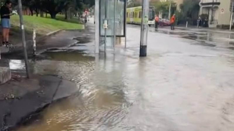Burst water main causes headaches in Melbourne peak hour traffic