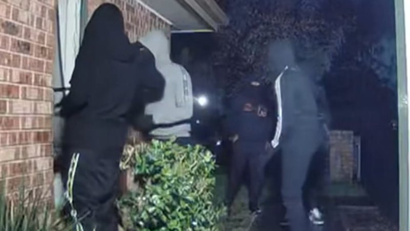 V Melbournu vlomili v več domov, tudi v dom invalida