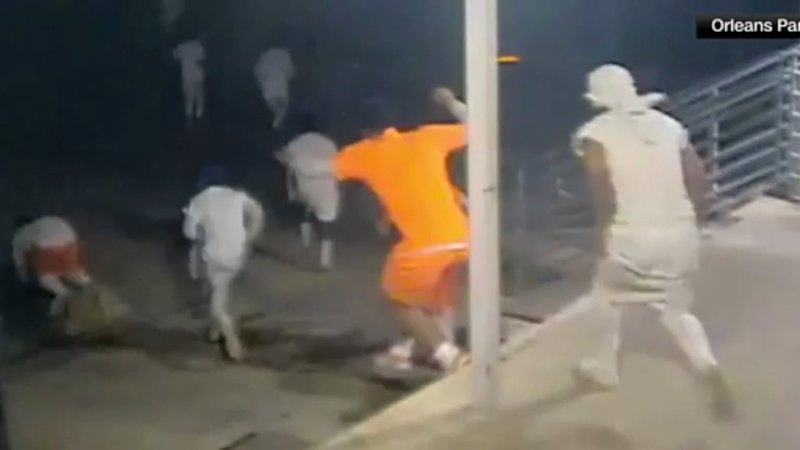 US jail worker accused of helping escaped prisoners