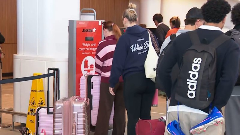 Jetstar to charge overhead baggage fee
