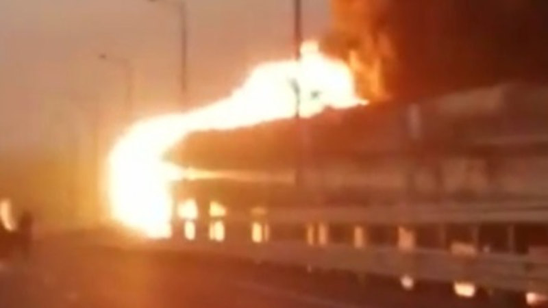Rusya'yı Kırım'a bağlayan köprüde yangın çıktı