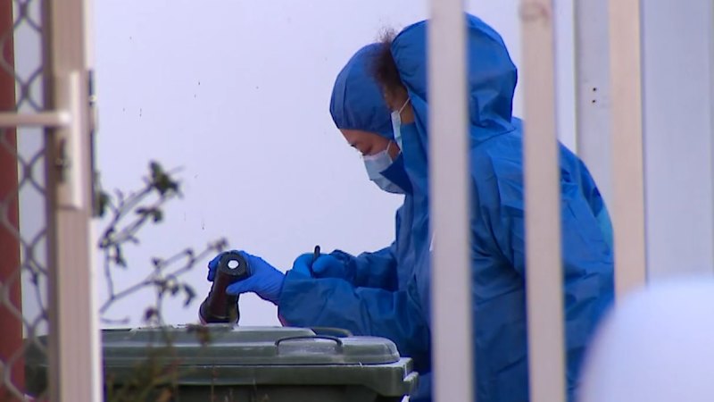 Moški, ki je truplo sostanovalke vrgel v smeti, obsojen na 10 let zapora