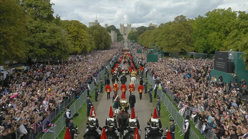 Kraliçe Elizabeth'in tabutu Windsor'a ulaştığında büyük kalabalık