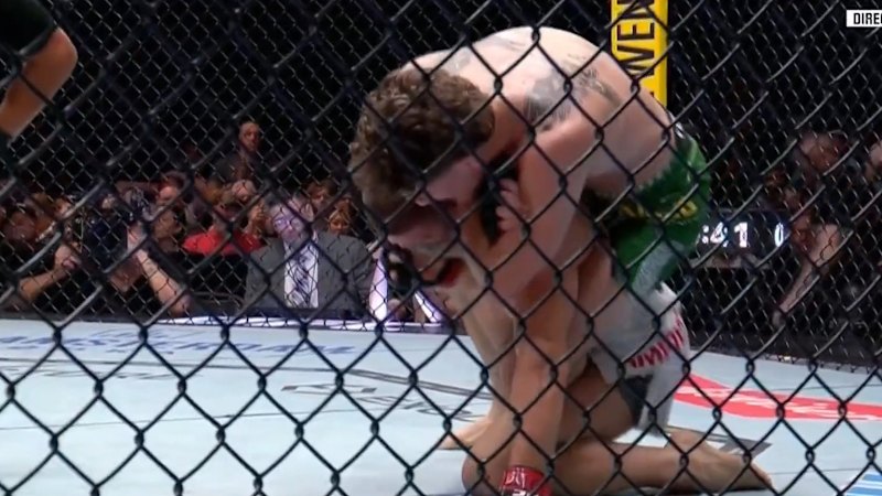 Aussie UFC gun chokes out opponent for early win