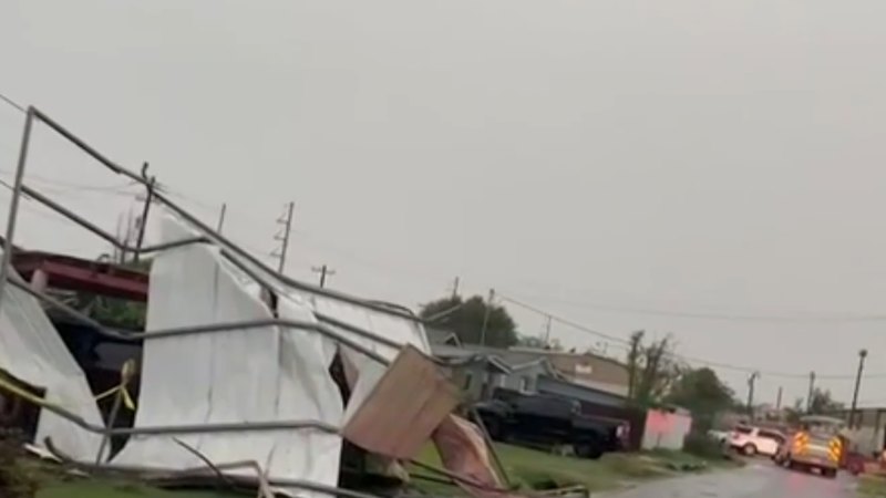 Kasırga Körfez kıyısı yakınlarında güney Teksas'ı vururken bir kişi öldü