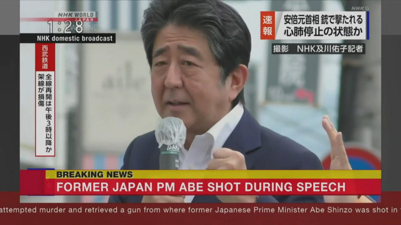 Muhabir Shinzo Abe'nin konuşma sırasında vurulduğu anı yakaladı