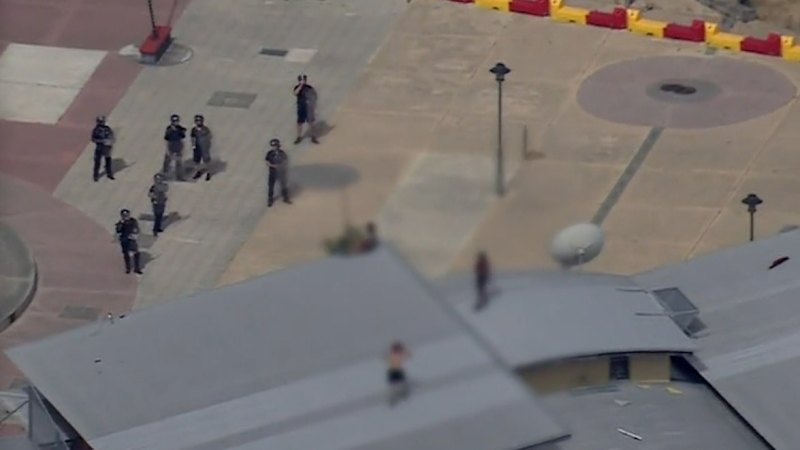 Trije otroci po 18-urni blokadi varno odstranjeni s strehe pridržalnega centra v Perthu