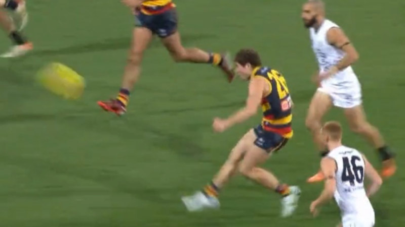 Keays extends lead after 'play of the night'