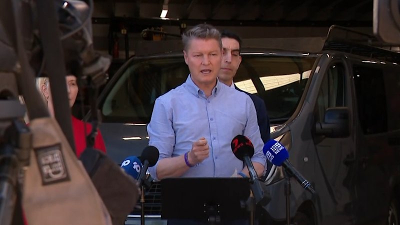 Victorian premier forgets to pay for fuel