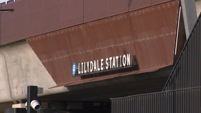 Najstnik obtožen poskusa ropa in zaboda 80-letnega moškega na železniški postaji Lilydale