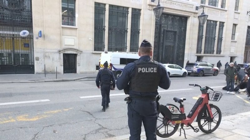 Police thwart suspected Paris bomb attack