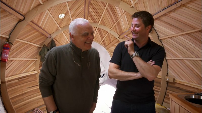 Inside the floating egg one man has designed to live in