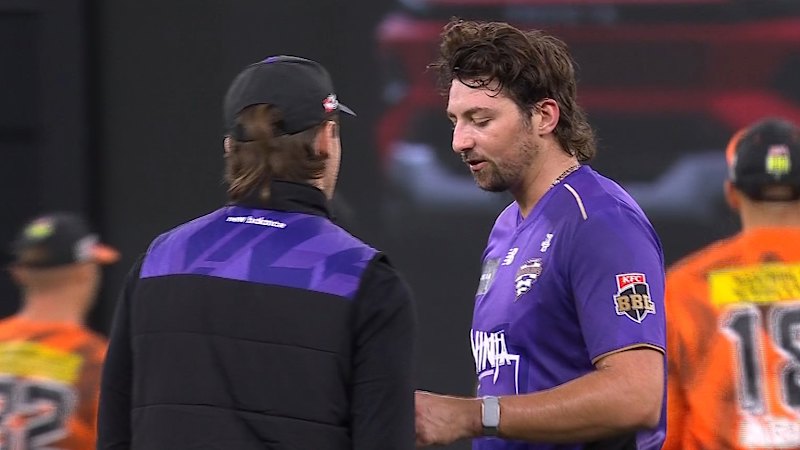 Aussie star limps off injured